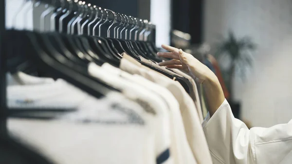 Choisir des vêtements à acheter dans un magasin . — Photo