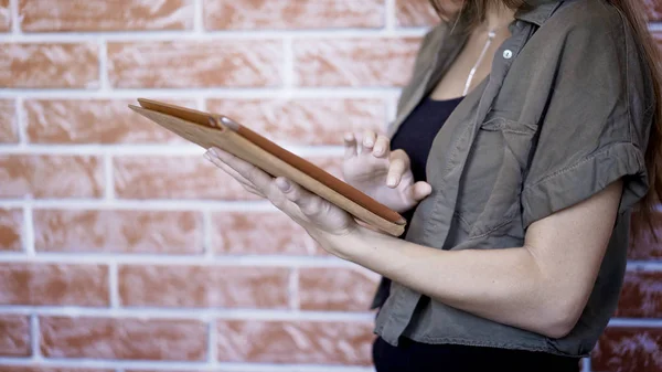 Vista laterale di una giovane donna che utilizza tablet digitale, da vicino — Foto Stock