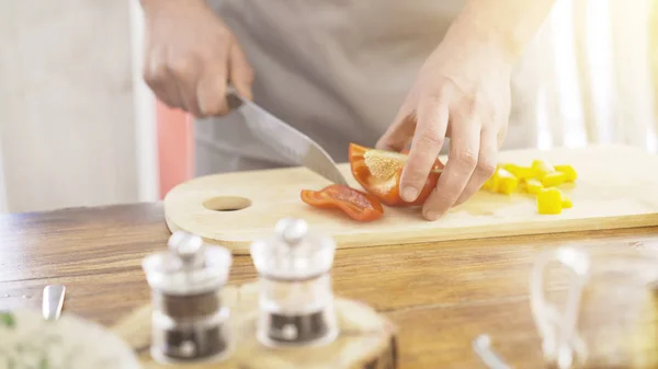 Ung vacker kvinna som bär en grå tröja njuter sitt te på ett café och dagdrömmer. Låst realtid nära upp skott — Stockfoto