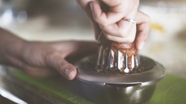 Bir el ile cam sıkacağı portakal suyu sıkma yardım.