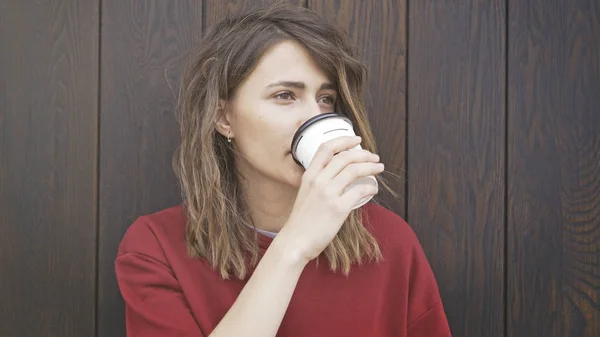 Retrato de una joven bebiendo café. — Foto de Stock