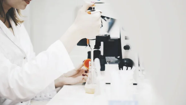 Científico usando un microscopio en un laboratorio. Vista lateral . —  Fotos de Stock