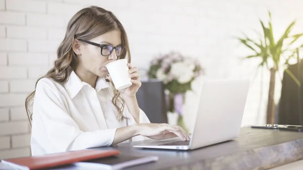 Yan görünüm onun laptop Office yazarak gözlüklü genç güzel bir kadın. Orta atış. — Stok fotoğraf