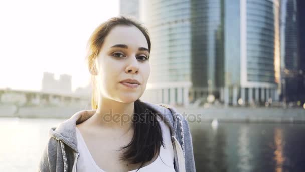 Bájos fiatal nő, és mosolyogva néztem meg egy Moszkva város utca — Stock videók