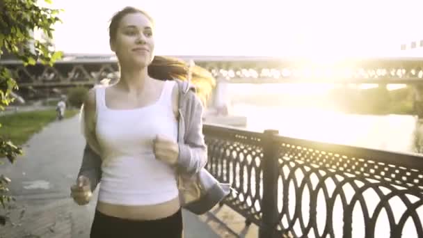 Wesoła dziewczyna młodych jogging w Moscow city street w słoneczny dzień — Wideo stockowe