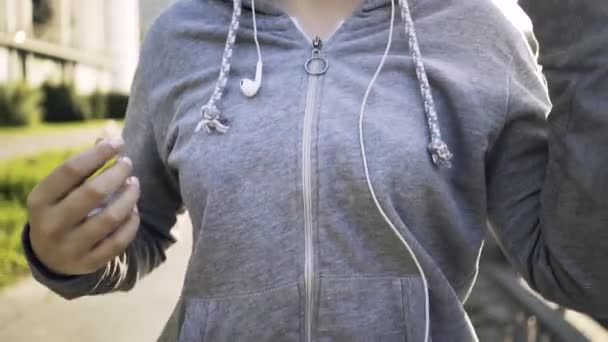 Dekolleté einer Frau in Nahaufnahme beim Reißverschluss einer Sportbekleidung — Stockvideo