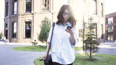 Ciddi koyu saçlı yürüyüş ve manifatura