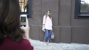Sarışın manken telefonu ile çekim yapma kadın fotoğrafçı