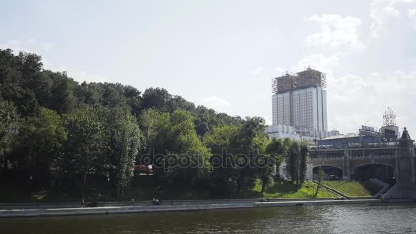 Leninskiy prospect skyskrapor sett från floden Moskva — Stockvideo
