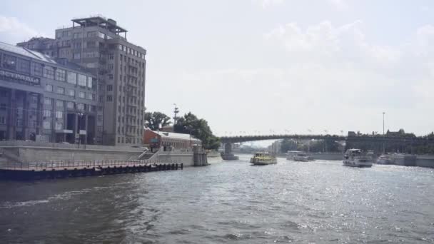 이동 하는 모터 보트에서 모스크바 강 파노라마 촬영 — 비디오