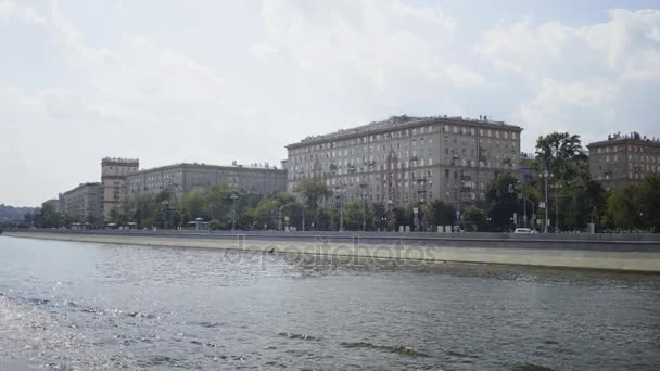 Vehículos en movimiento desde la lancha motora del río Moskva — Vídeo de stock