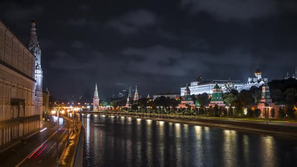 Inrättande av Timelapse skott av banvallen av floden Moskva. Ryssland. — Stockvideo
