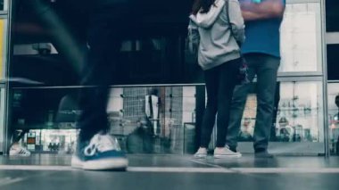 Berlin - 15 Eylül: Timelapse. Berlin merkez demiryolu İstasyonu Hauptbahnhof, 15 Eylül 2017 yılında Berlin, Almanya.