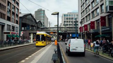 Berlin - 18 Eylül: Timelapse atış trafik Friedrichstrasse, 18 Eylül 2017 yılında Berlin, Almanya.