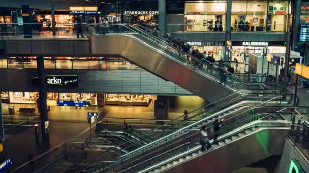 Berlín - 19. září: Timelapse dopravy uvnitř hlavního nádraží, 19 září 2017 v Berlíně, Německo. — Stock video