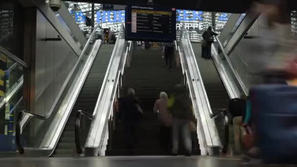 Berlín - 16 září: Timelapse záběr vnitra Berlín Centrální nádraží, 16 září 2017 v Berlíně, Německo. — Stock video