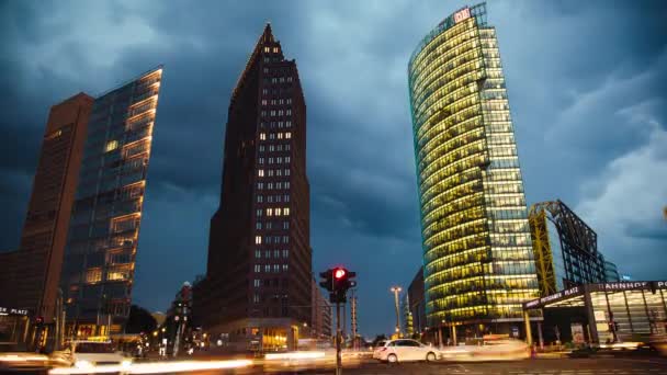 Berlín - 15. září: Večer timelapse záběr Potsdamer Platz mrakodrapů, 15 září 2017 v Berlíně, Německo. — Stock video