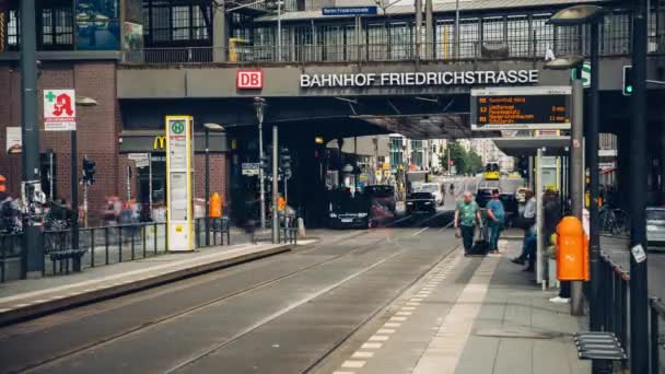 BERLINO - 18 SETTEMBRE: Timelapse of traffic on Friedrichstrasse, 18 settembre 2017 in Berlin, Germania . — Video Stock
