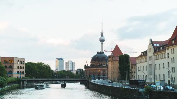 Berlin - 15 Eylül: Timelapse atış Bode Müzesi, 15 Eylül 2017 yılında Berlin, Almanya kurulması. — Stok video