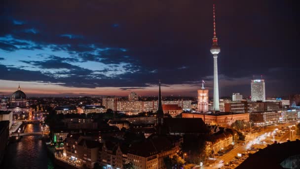 Berlin - 15 września: Noc panoramę miasta Timelapse z chmury dynamiczne, 15 września 2018 r. w Berlinie, Niemcy. Pora nocna. — Wideo stockowe