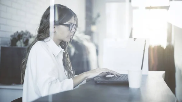 女实业家在眼镜使用她的笔记本电脑的触摸板工作色调 — 图库照片