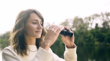 Kadın bir tekne ile bir çift-in dürbün