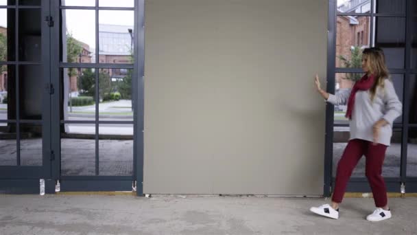 Genç kız sokakta dans — Stok video
