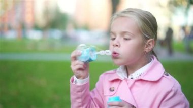 küçük kız açık havada sabun köpüğü ile oynama