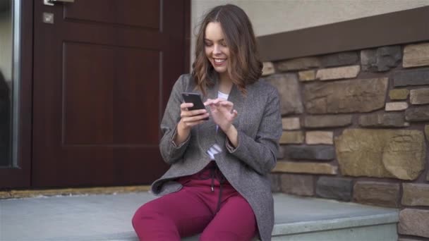 Mujer joven web surf en su porche — Vídeos de Stock