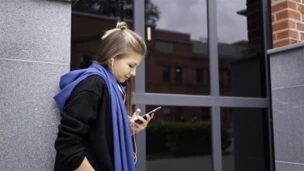 Mulher ouvindo música e web surf — Vídeo de Stock