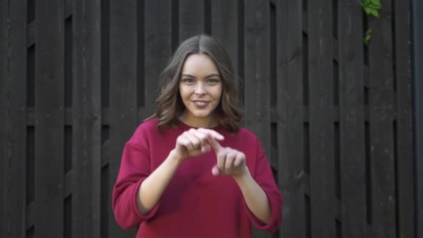 Vrouw tekenen een hart teken en lucht kussen — Stockvideo