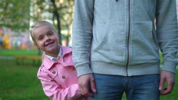 Malá dívka schovává za její matka v parku — Stock video