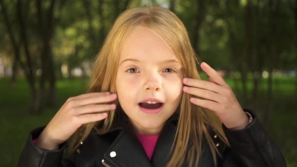 Menina fechando os olhos com as mãos e abrindo-os e sorrindo — Vídeo de Stock
