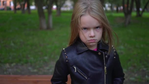 Niña en una chaqueta de cuero diciendo no — Vídeos de Stock