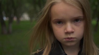 Deri ceket ciddi sarışın kız yakın çekim