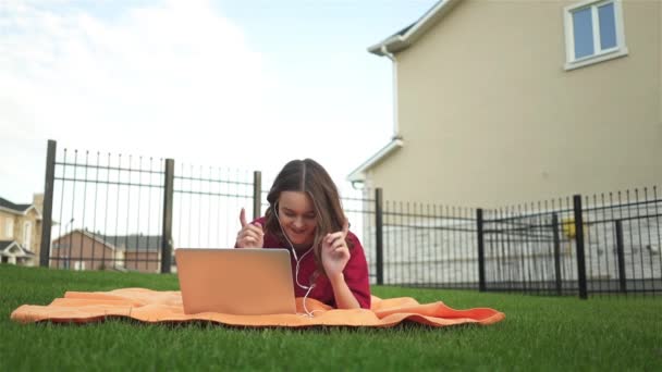 Hipster fille écouter de la musique dans son jardin par une journée nuageuse — Video