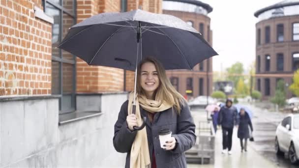 Wesoła Blondynka bizneswoman z kawy i parasol przy ulicy — Wideo stockowe