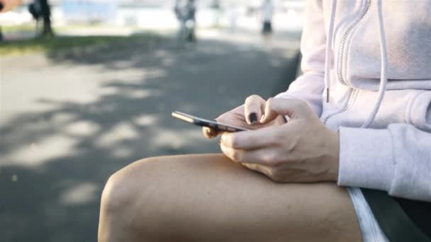 Mujer jogger irreconocible texing después de una carrera en un parque — Vídeos de Stock