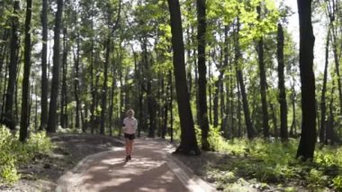Çalışan bir yaz Park'ta jogging yapan kadın