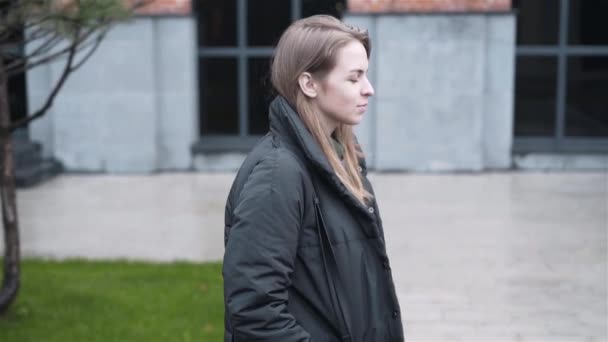 Vista lateral de una mujer caminando por la calle — Vídeo de stock