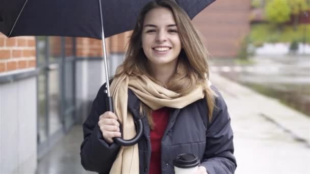 Femme avec café se réveillant sous parapluie — Video