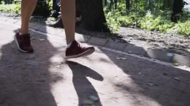 Kadın s bacaklar yokuş aşağı koşu