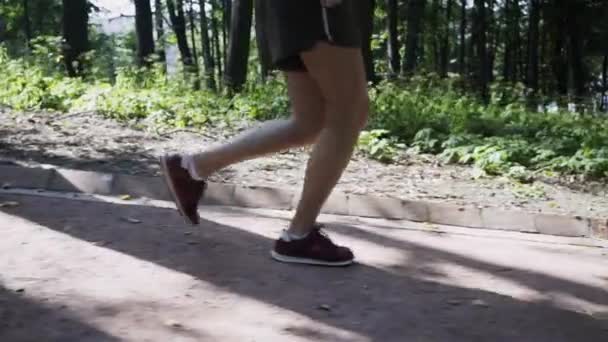 Kvinna s ben jogging nedförsbacke — Stockvideo