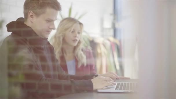 Funcionários de pequenas empresas em seu escritório conversando, laptop e smartphone — Vídeo de Stock