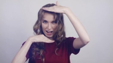 Güzel kadın gösteren duygular