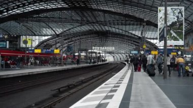 Berlin - Ağustos 21: gerçek zamanlı 21 Ağustos 2017 yılında Berlin Berlin Merkez İstasyonu, insanlara görüntüsünü oluşturma.