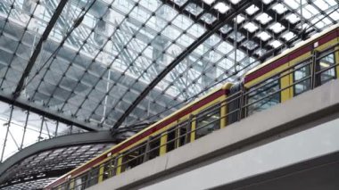 Berlin - Ağustos 21: gerçek zamanlı el atış 21 Ağustos 2017 yılında Berlin Berlin Merkez İstasyonu, bırakarak bir trenin.