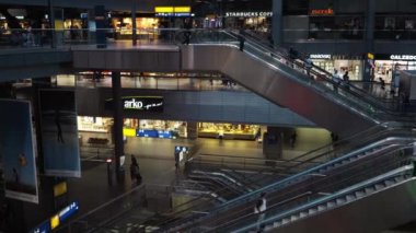 Berlin - Ağustos 21: gerçek zamanlı pan atış Berlin Merkez İstasyonu, 21 Ağustos 2017 yılında Berlin bir insan.