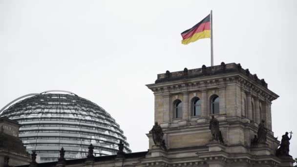 Bandiera in cima alla Deutsche Bundestag — Video Stock