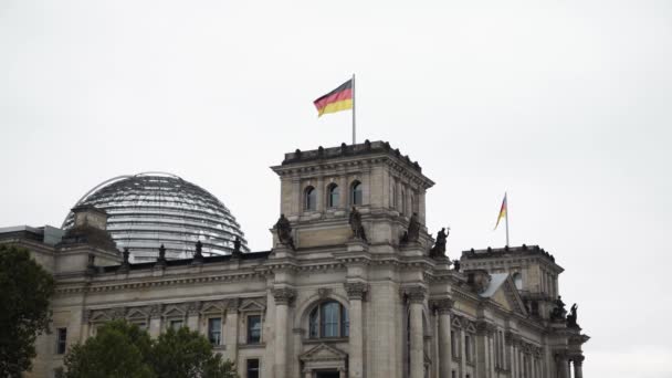 Flagga på toppen av det tyska parlamentet och Deutsche Bundestag — Stockvideo